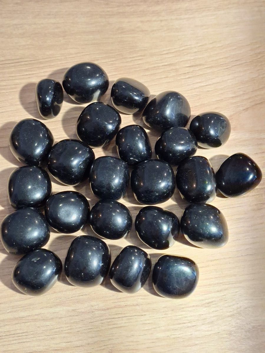 Découvrez notre magnifique sélection d'Obsidienne brute et ses bienfaits en lithothérapie. Boutique Suisse. Livraison rapide. Commande en ligne.