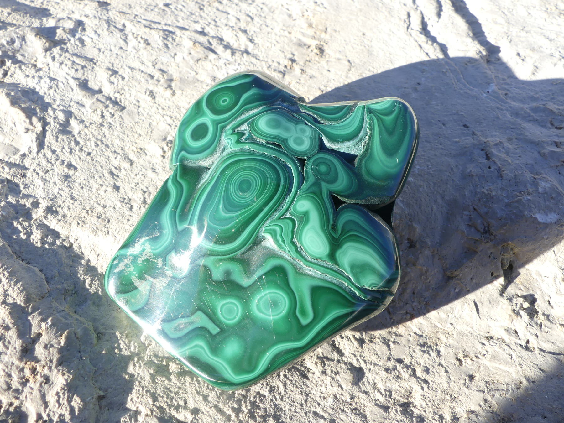 Malachite polie - Pierre semi-précieuse verte, chakra du coeur
