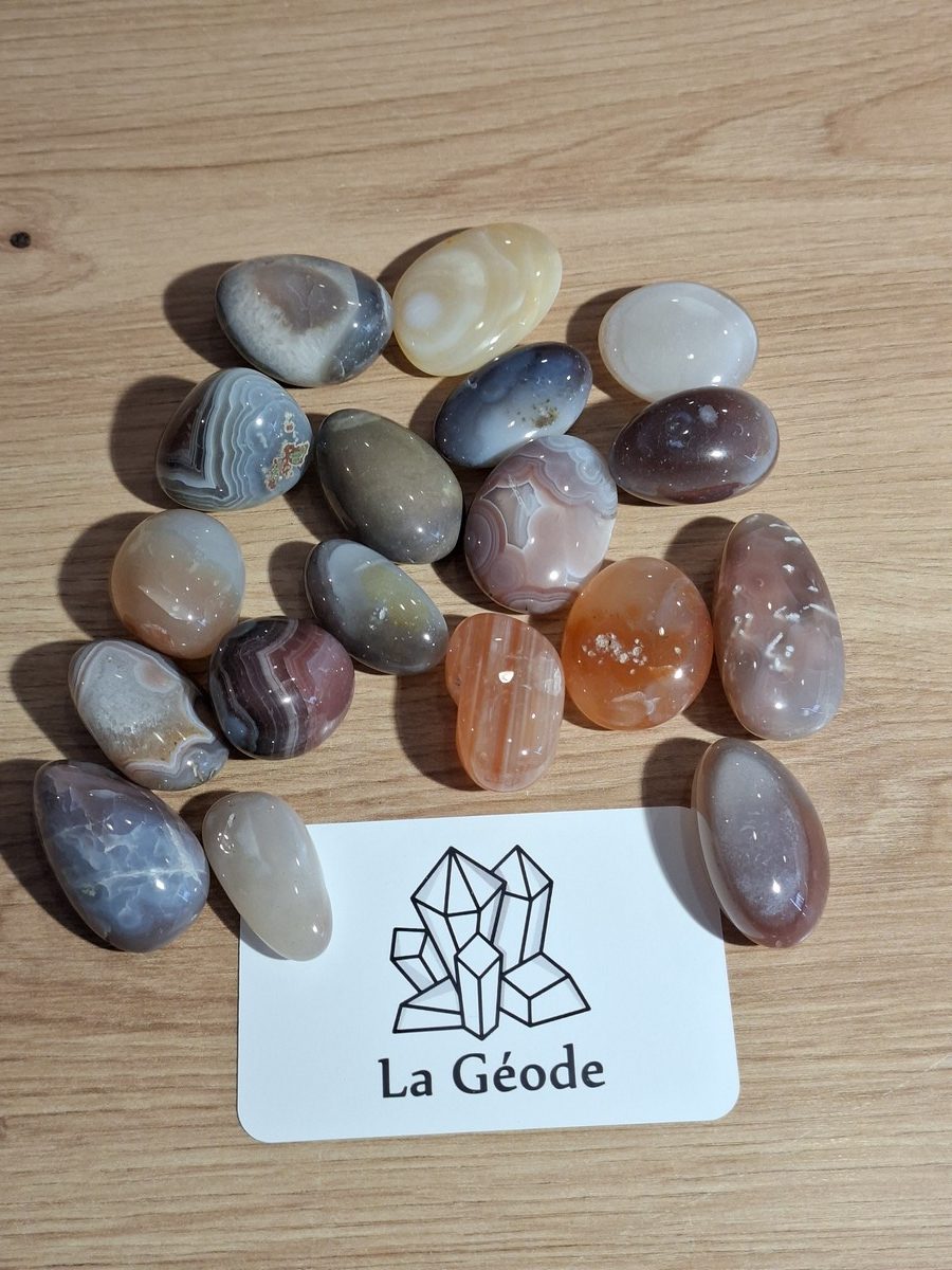 Découvrez notre sélection d'Agate et de minéraux du monde. Pierres brutes, polies, fossiles, bracelets, lithothérapie. Boutique suisse de minéraux en ligne.