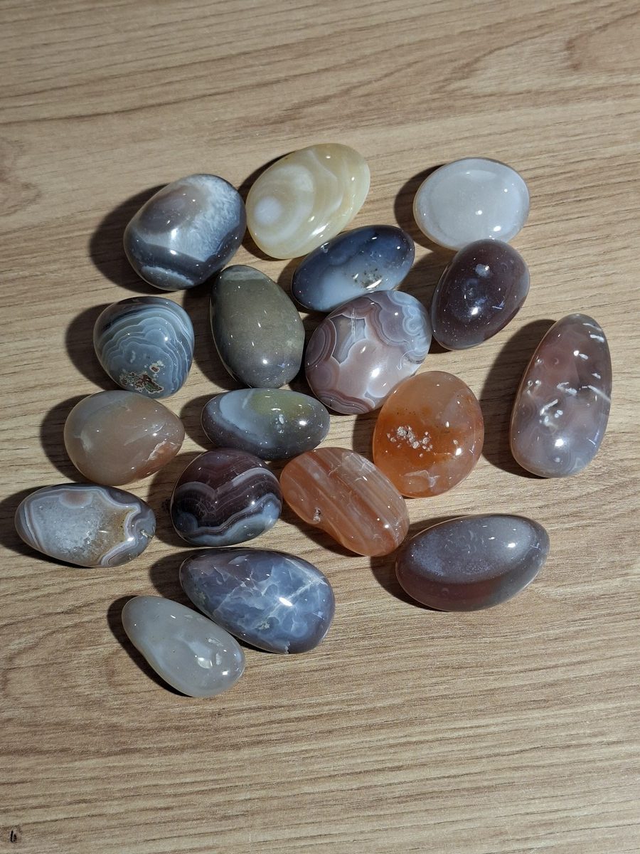 Découvrez notre sélection d'Agate et de minéraux du monde. Pierres brutes, polies, fossiles, bracelets, lithothérapie. Boutique suisse de minéraux en ligne.