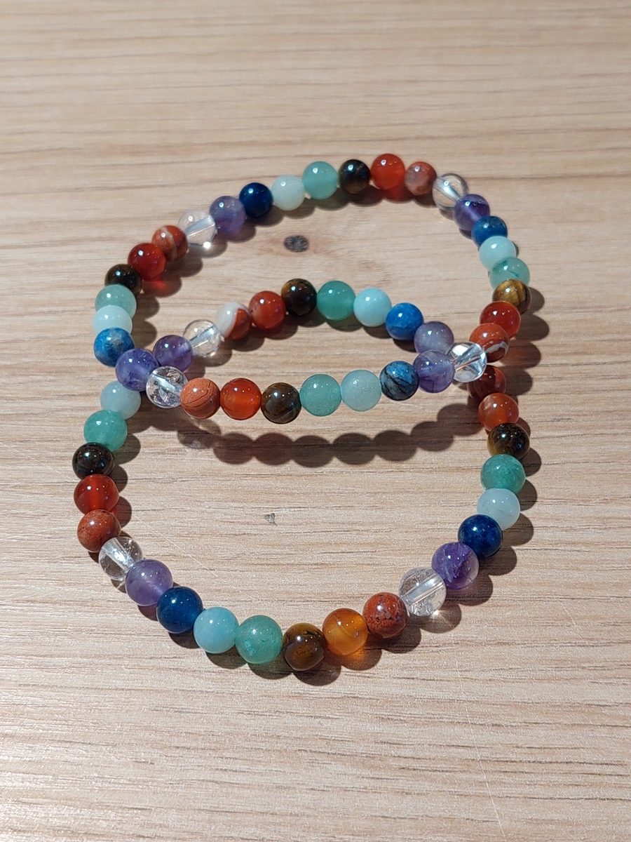 Bracelet 7 chakras | Lithothérapie, Pierres naturelles, jaspe rouge, aventurine, œil de tigre, cristal de roche, sodalite, améthyste et quartz rose