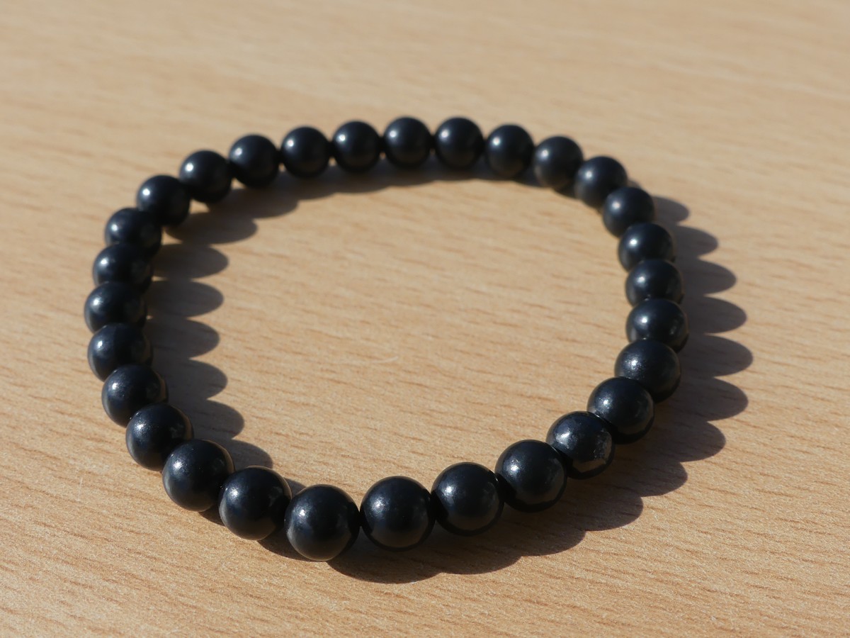 Bracelet Shungite, pierre noire, protection | Boutique suisse de pierres du monde & lithothérapie