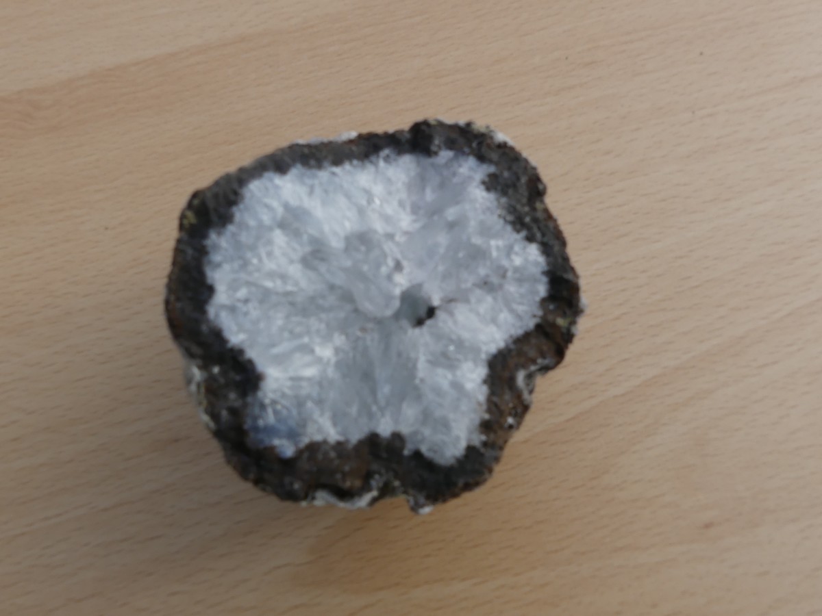 Géode d'Agathe brut de Madagascar | Boutique suisse de minéraux du monde & lithothérapie