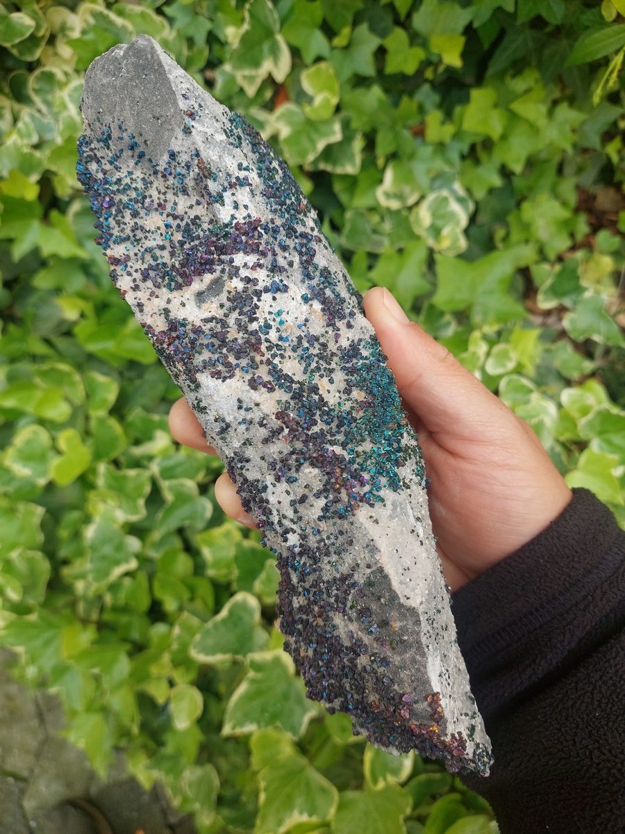 Découvrez notre magnifique sélection de Chalcopyrite. Boutique Suisse de pierres brutes et lithothérapie en Suisse. Livraison rapide. Commande en ligne.