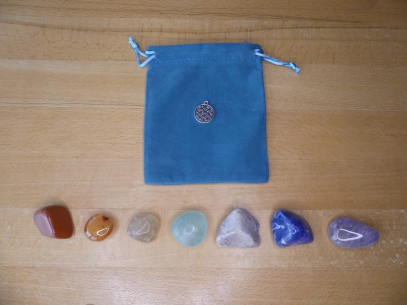 Kit pierres 7 chakras - Lithothérapie, – 1 jaspe rouge (racine) – 1 cornaline (sacré) – 1 citrine (plexus solaire) – 1 fluorite verte (cœur) – 1 calcédoine bleue (gorge) – 1 sodalite (frontal) – 1 améthyste (coronal)