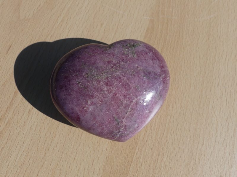 Cœur Rhodonite, pierre polie de 7 cm rose