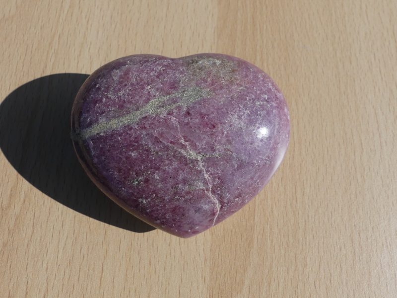 Cœur Rhodonite, pierre polie de 7 cm rose