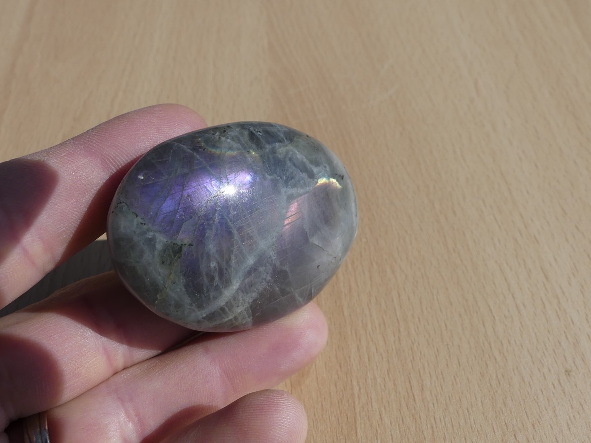 Galet de Labradorite violette | Boutique suisse de pierres & minéraux du monde