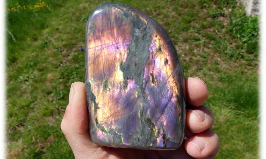 Menhir de labradorite violette de Madagascar