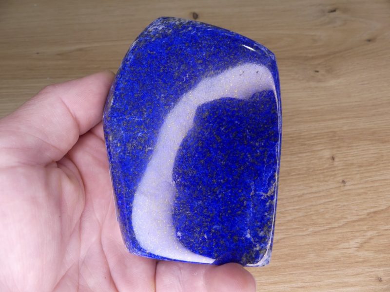 Découvrez notre magnifique sélection de Lapis Lazuli et ses bienfaits en lithothérapie. Boutique Suisse. Livraison rapide. Commande en ligne.