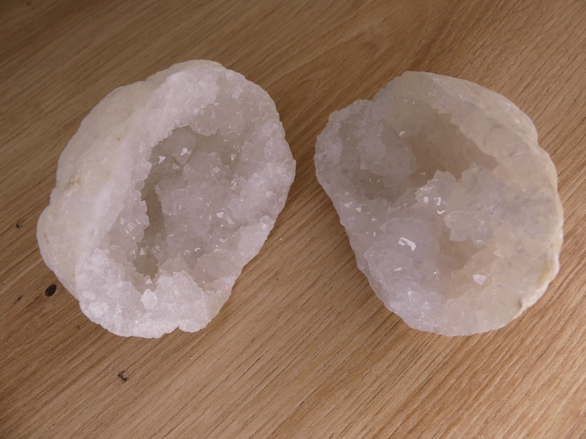 Découvrez notre magnifique sélection de Quartz, géode et ses bienfaits en lithothérapie. Boutique Suisse. Livraison rapide. Commande en ligne.