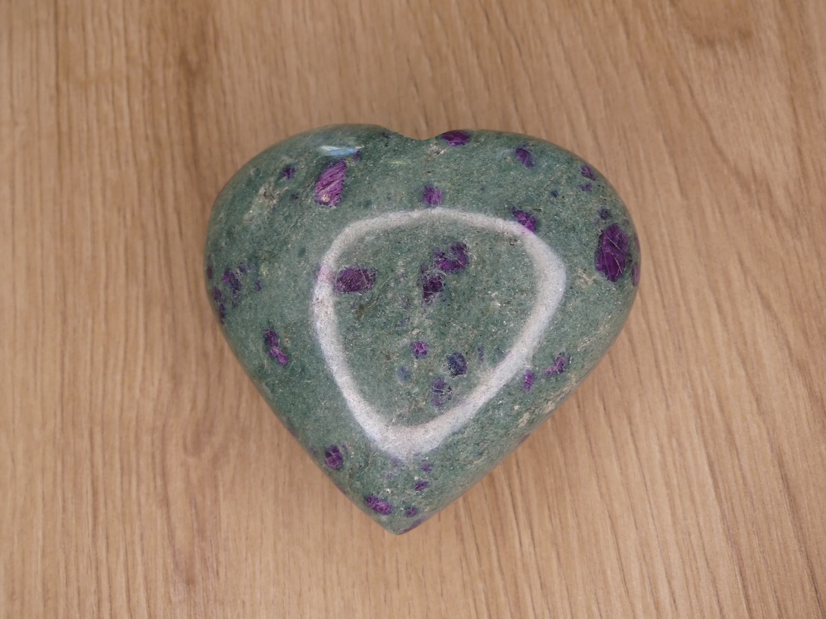 Cœur polis de Rubis dans Fuschite | Coeur lithothérapie gris verte violet