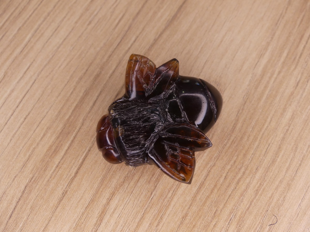 Abeille en Ambre d'Indonésie | Boutique suisse de minéraux du monde & lithothérapie