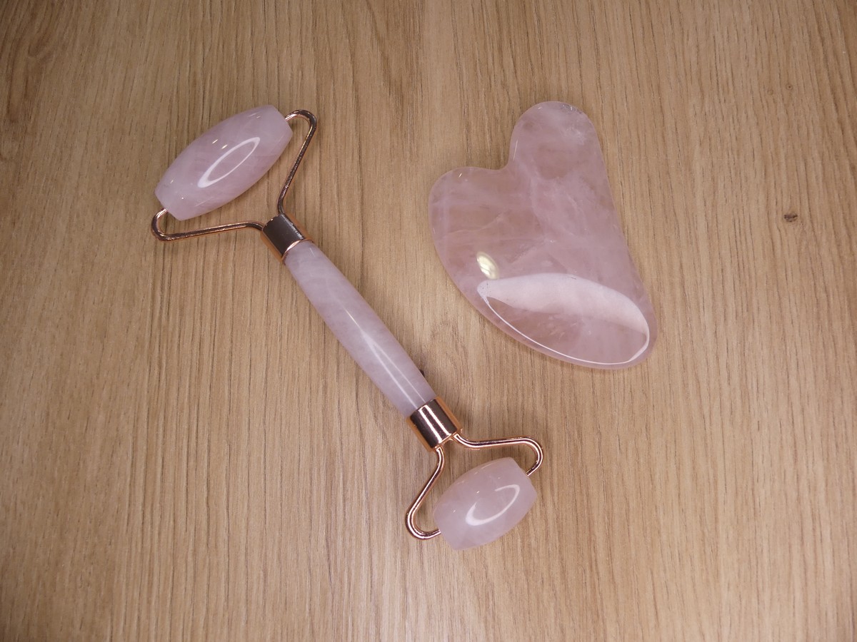 Coffret comprennent un Gua Sha et rouleau de massage 2 tête en quartz rose| Boutique suisse de minéraux du monde et lithothérapie