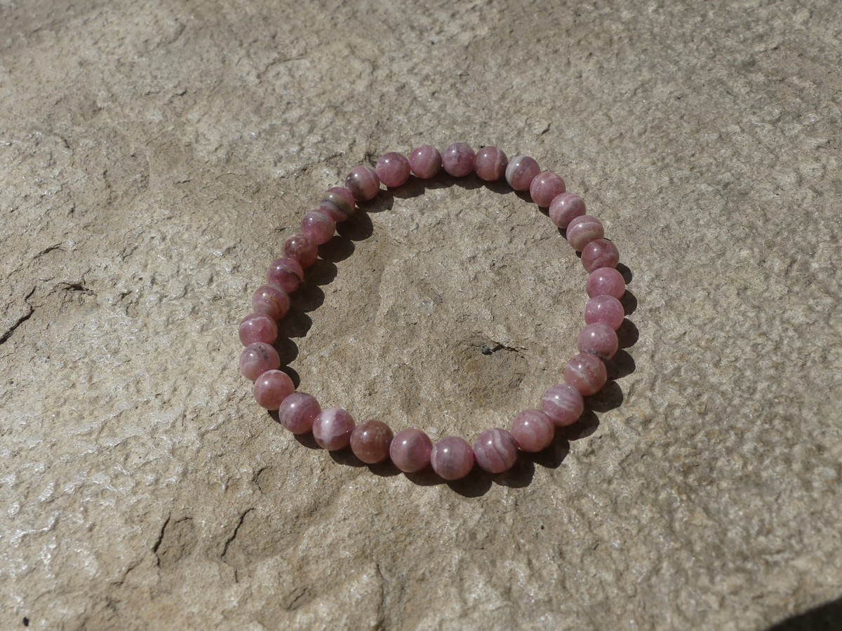 Bracelet en rhodochrosite 6mm - Boutique suisse de minéraux du monde & lithothérapie