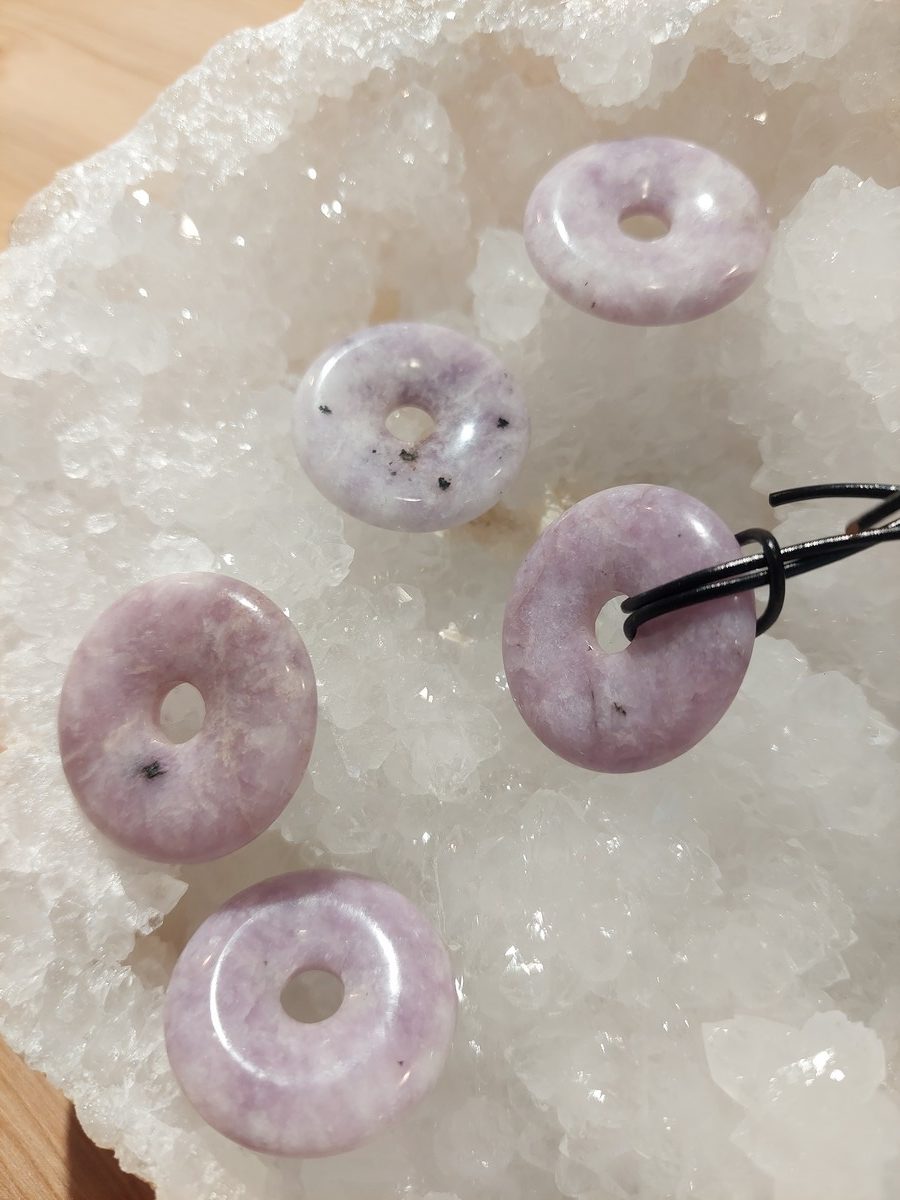 Pendentif donut en lepidolite | Boutique Suisse La Geode