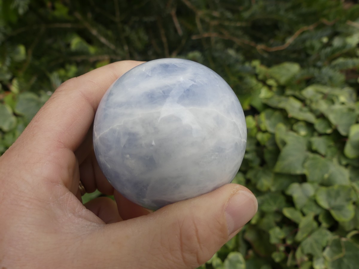 Sphère en calcite bleu| Boutique suisse de minéraux du monde & lithothérapie