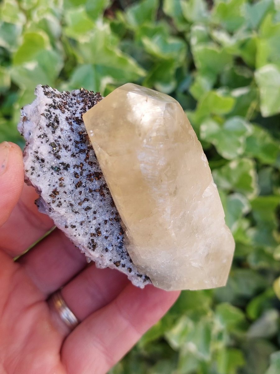 Chalcopyrite et calcite brute des Etats-Unis. Boutique Suisse
