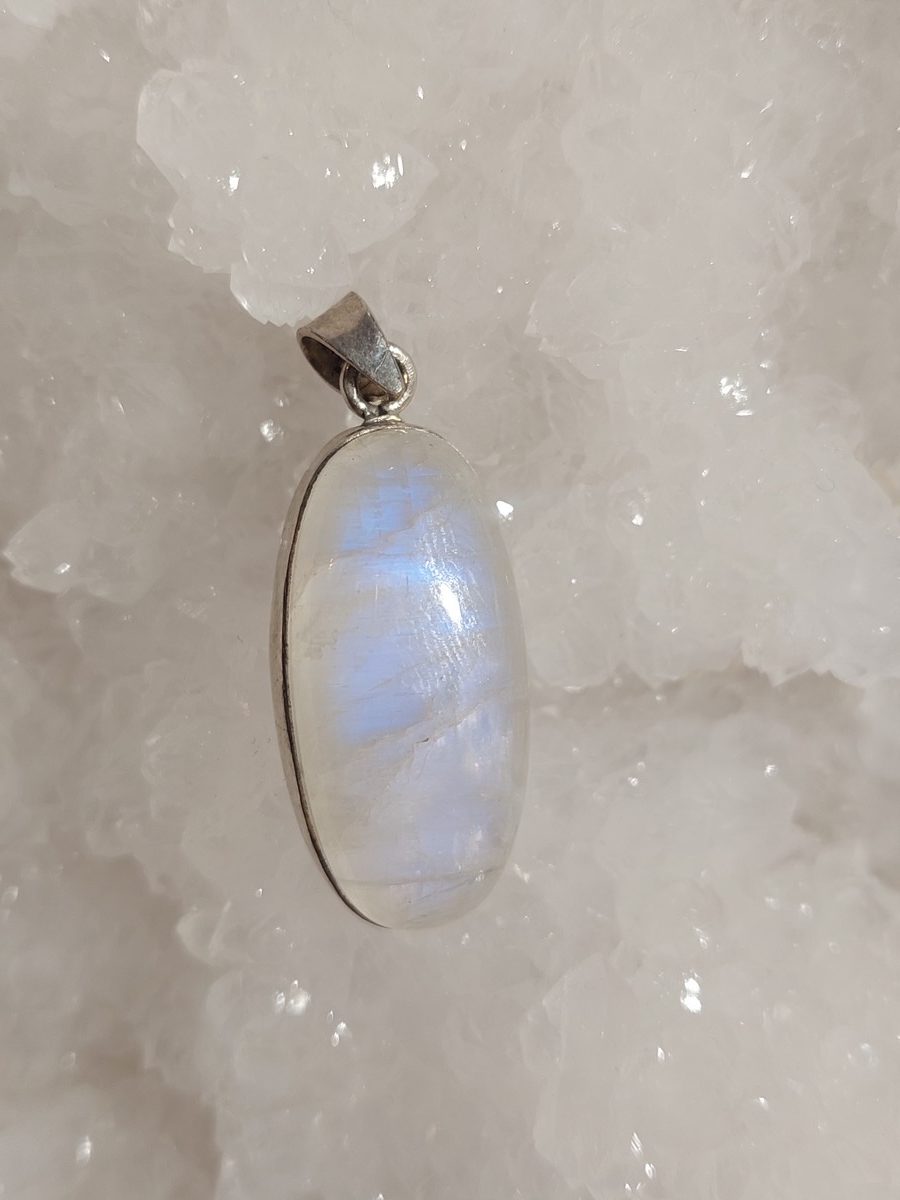 Pendentif en pierre de lune et argent | Boutique Suisse La Geode