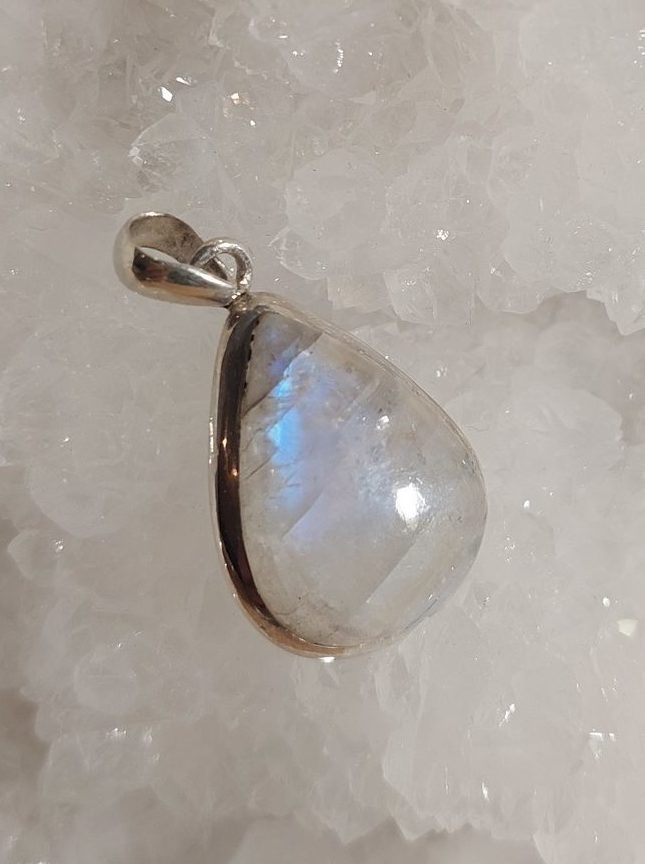 Pendentif en pierre de lune et argent | Boutique Suisse La Geode