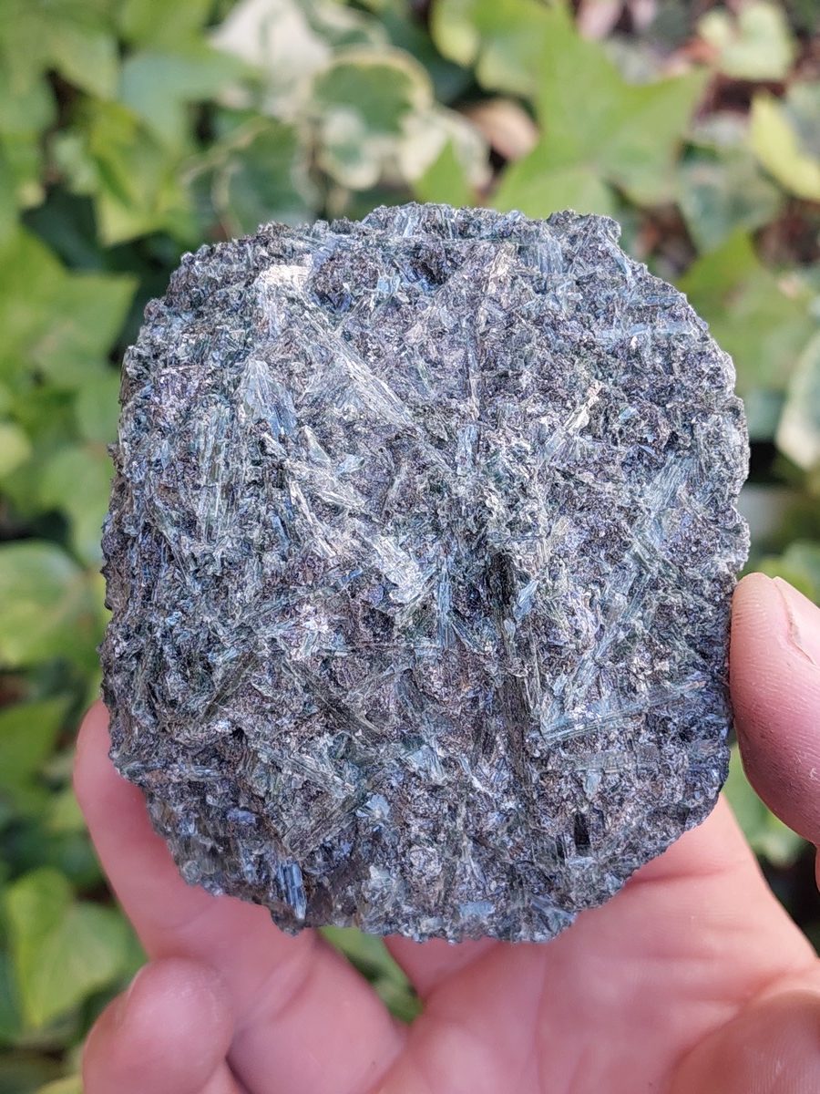 Actinolite Brute de Suisse, Boutique Suisse. Livraison rapide.