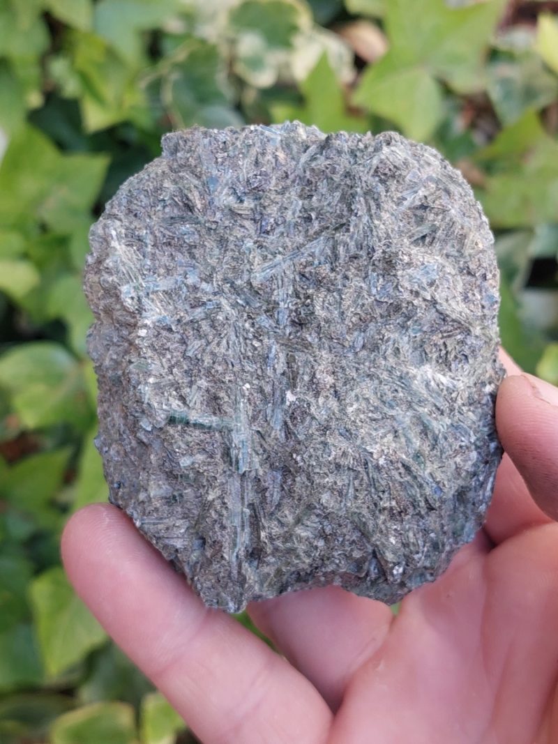 Actinolite Brute de Suisse, Boutique Suisse. Livraison rapide.