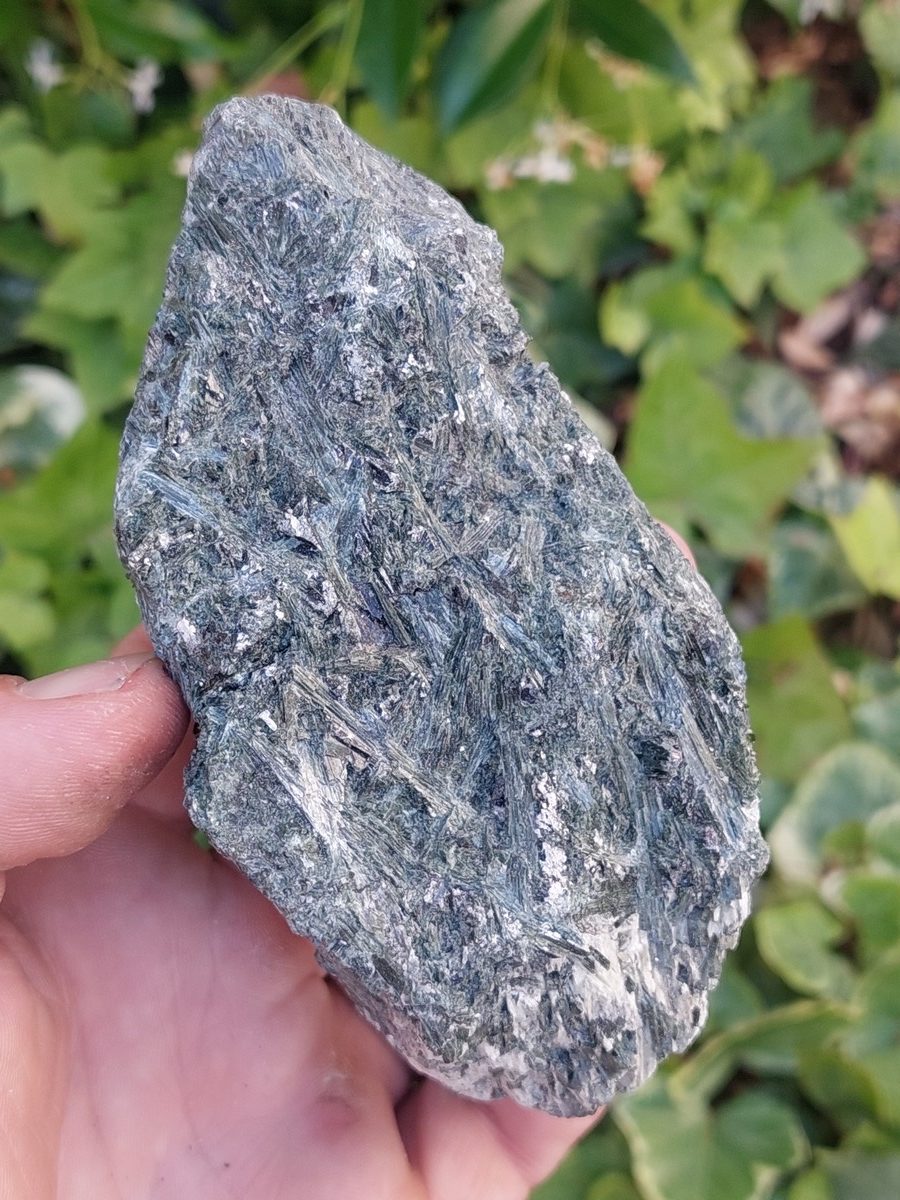 Actinolite Brute de Suisse, Boutique Suisse. Livraison rapide.
