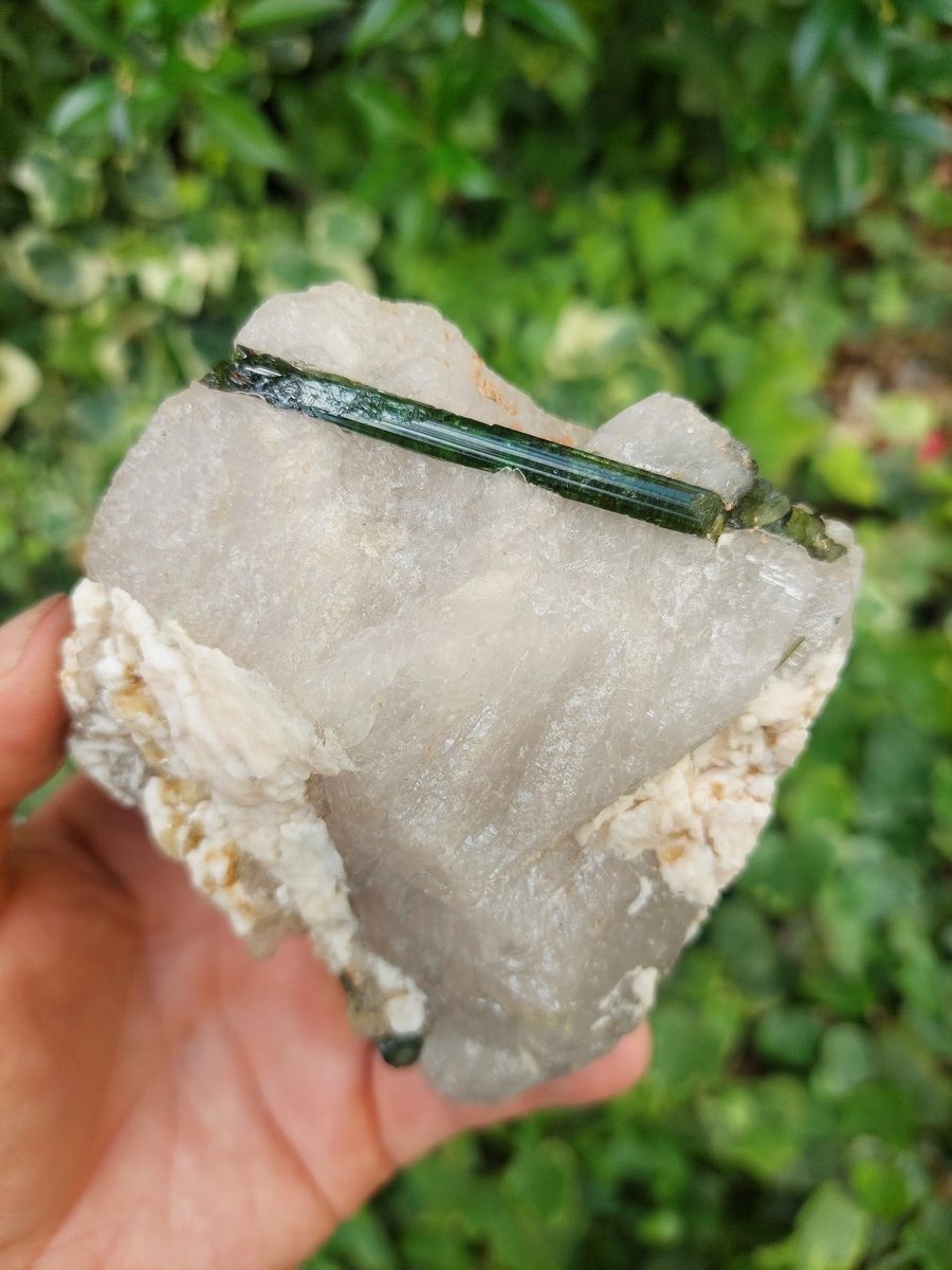 Tourmaline verte sur quartz | Boutique suisse de pierres du monde & lithothérapie