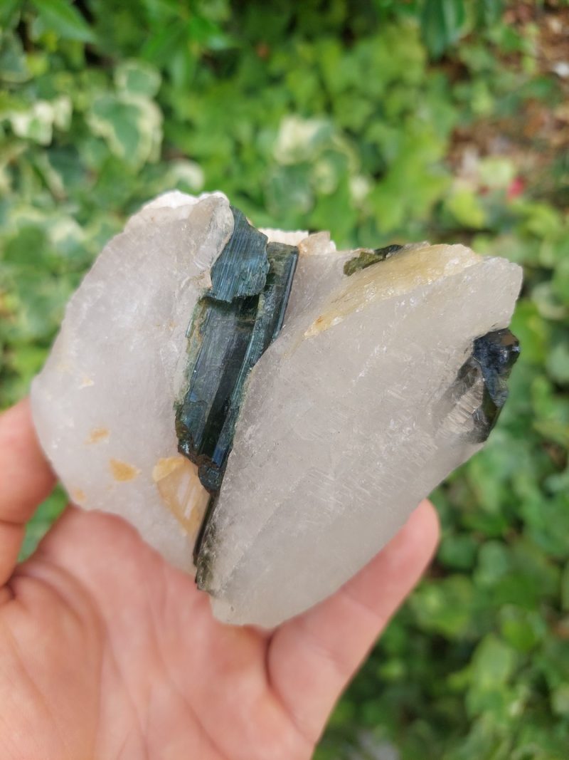 Tourmaline verte sur quartz | Boutique suisse de pierres du monde & lithothérapie