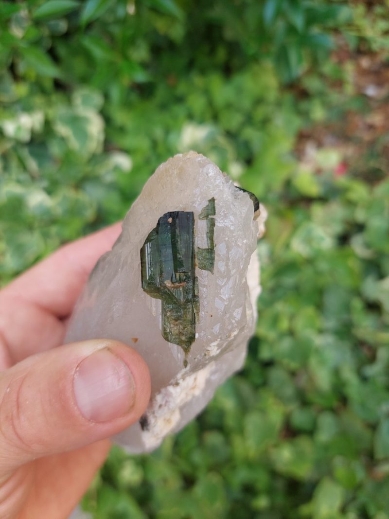 Tourmaline verte sur quartz | Boutique suisse de pierres du monde & lithothérapie