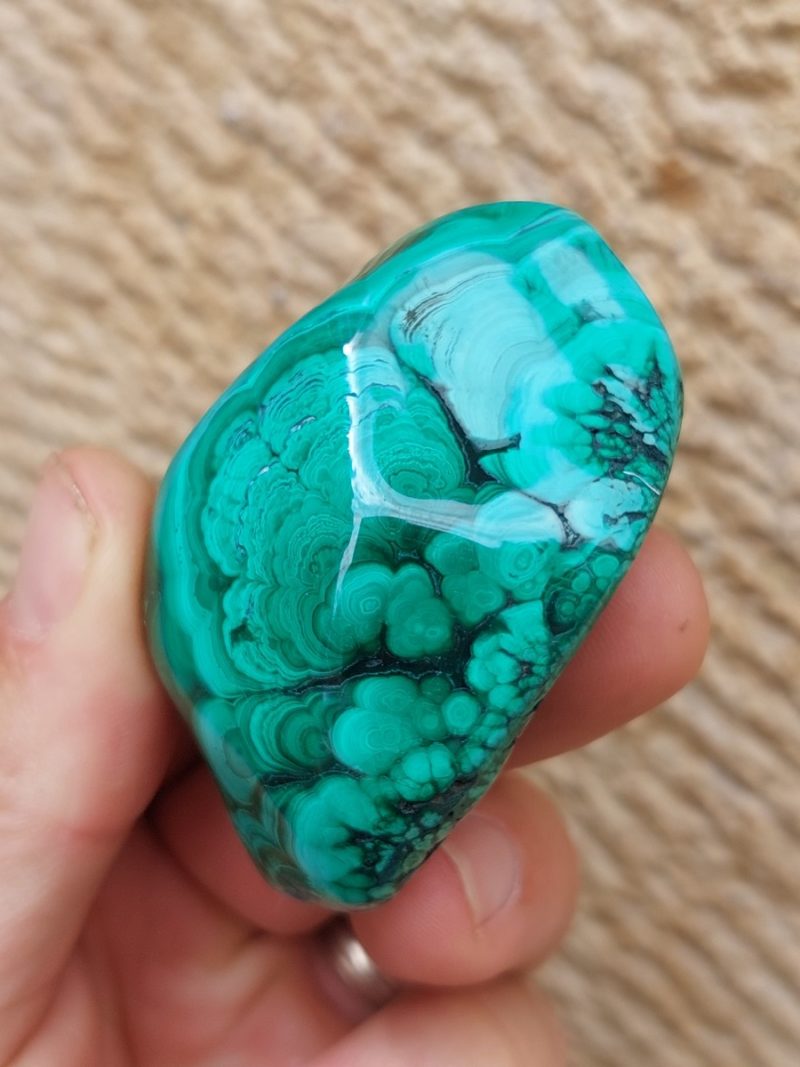 Découvrez notre magnifique sélection de Malachite et ses bienfaits en lithothérapie. Boutique Suisse. Livraison rapide. Commande en ligne.