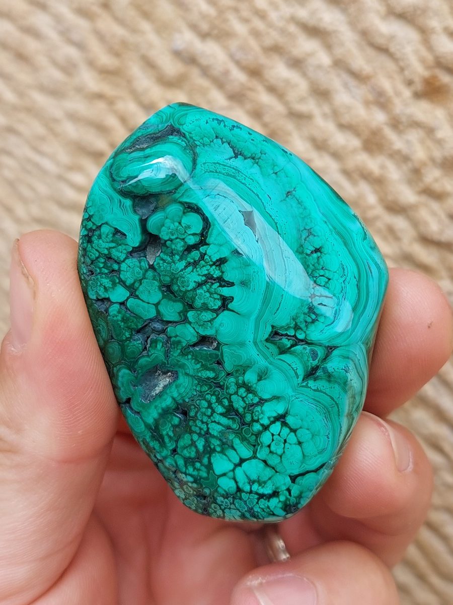 Découvrez notre magnifique sélection de Malachite et ses bienfaits en lithothérapie. Boutique Suisse. Livraison rapide. Commande en ligne.