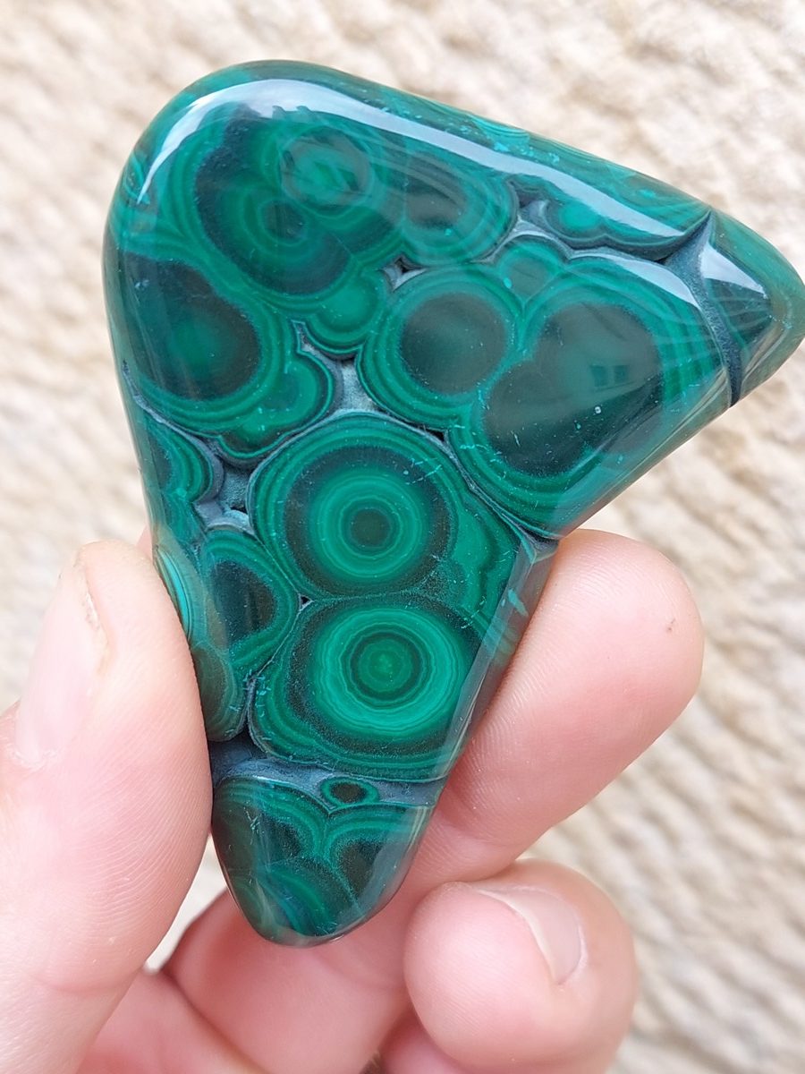Découvrez notre magnifique sélection de Malachite et ses bienfaits en lithothérapie. Boutique Suisse. Livraison rapide. Commande en ligne.