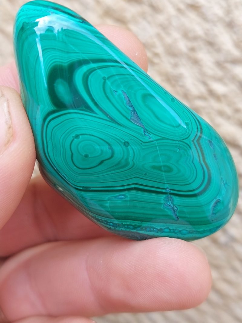 Découvrez notre magnifique sélection de Malachite et ses bienfaits en lithothérapie. Boutique Suisse. Livraison rapide. Commande en ligne.