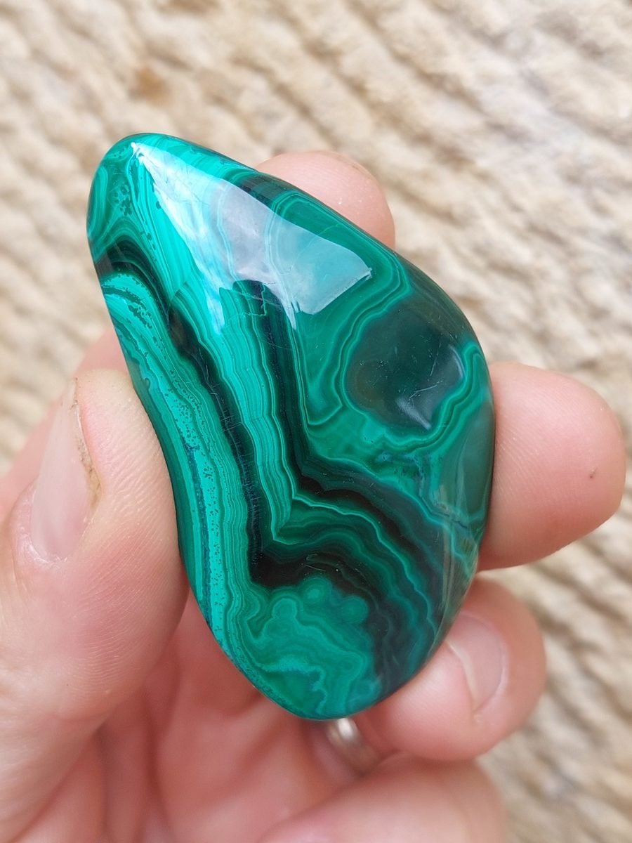 Découvrez notre magnifique sélection de Malachite et ses bienfaits en lithothérapie. Boutique Suisse. Livraison rapide. Commande en ligne.