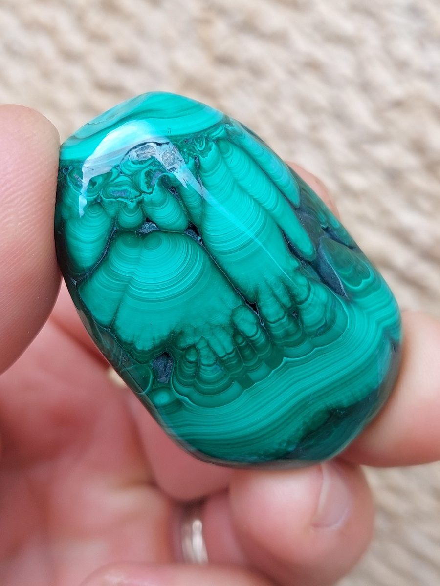 Découvrez notre magnifique sélection de Malachite et ses bienfaits en lithothérapie. Boutique Suisse. Livraison rapide. Commande en ligne.