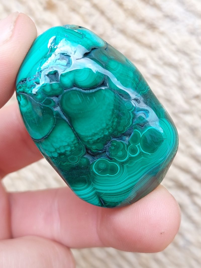 Découvrez notre magnifique sélection de Malachite et ses bienfaits en lithothérapie. Boutique Suisse. Livraison rapide. Commande en ligne.
