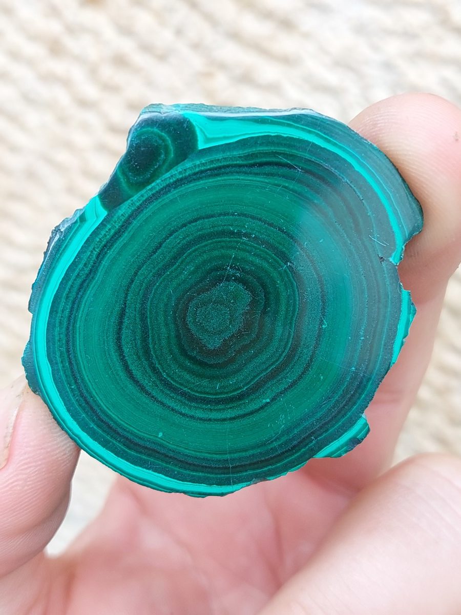 Découvrez notre magnifique sélection de Malachite et ses bienfaits en lithothérapie. Boutique Suisse. Livraison rapide. Commande en ligne.