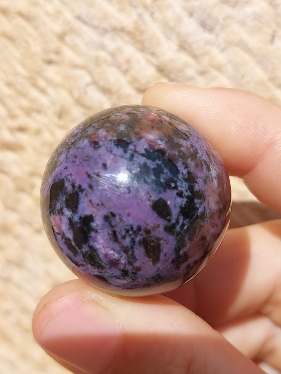Sphère de Charoïte polie | Boutique suisse de minéraux du monde