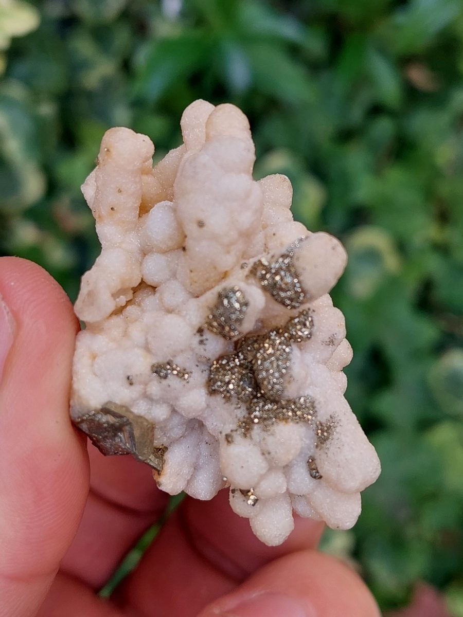 Découvrez notre magnifique sélection Calcite et Pyrite brute. Boutique Suisse. Livraison rapide. Commande en ligne.