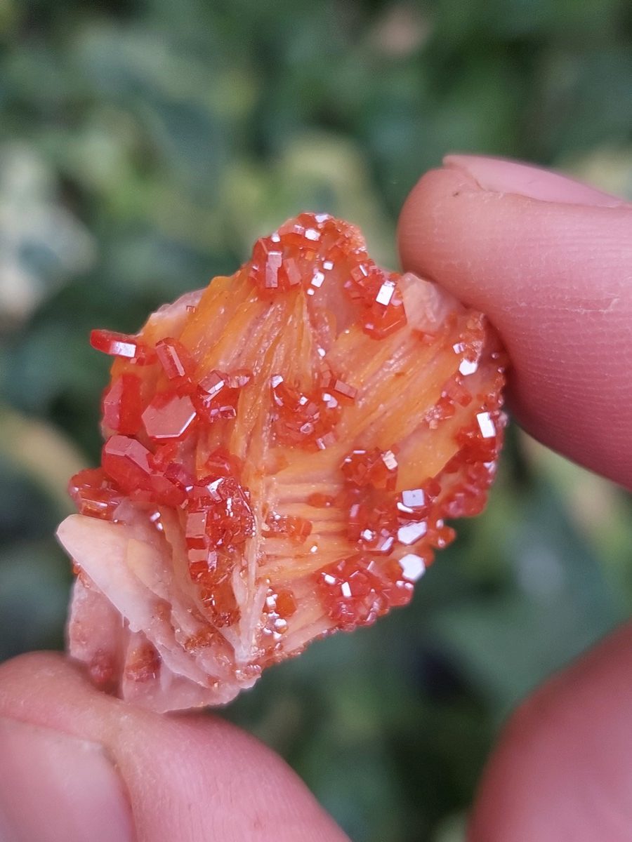Pierre brute de vanadinite du Maroc | Boutique suisse de minéraux du monde & lithothérapie