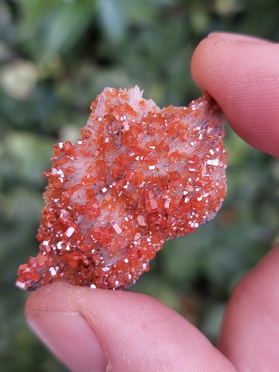 Pierre brute de vanadinite du Maroc | Boutique suisse de minéraux du monde & lithothérapie