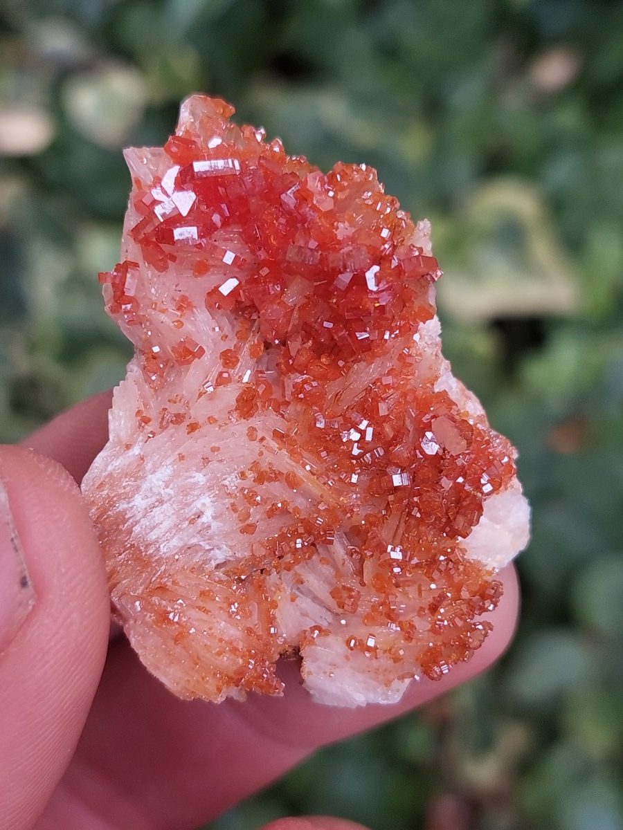 Pierre brute de vanadinite du Maroc | Boutique suisse de minéraux du monde & lithothérapie