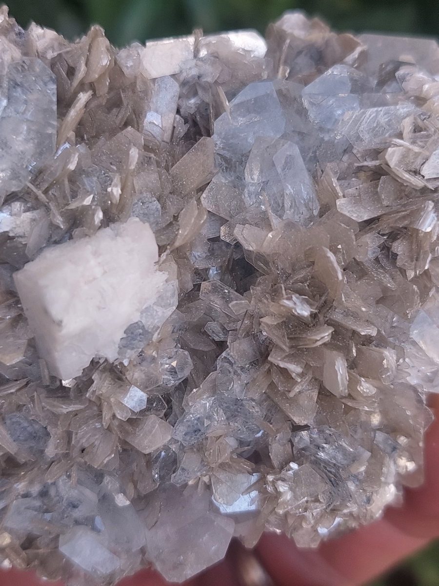 Aigue-Marine et Muscovite | Pierres de collection, Galets roulées, Bracelets, Lithothérapie – Boutique Suisse de Minéraux La Géode