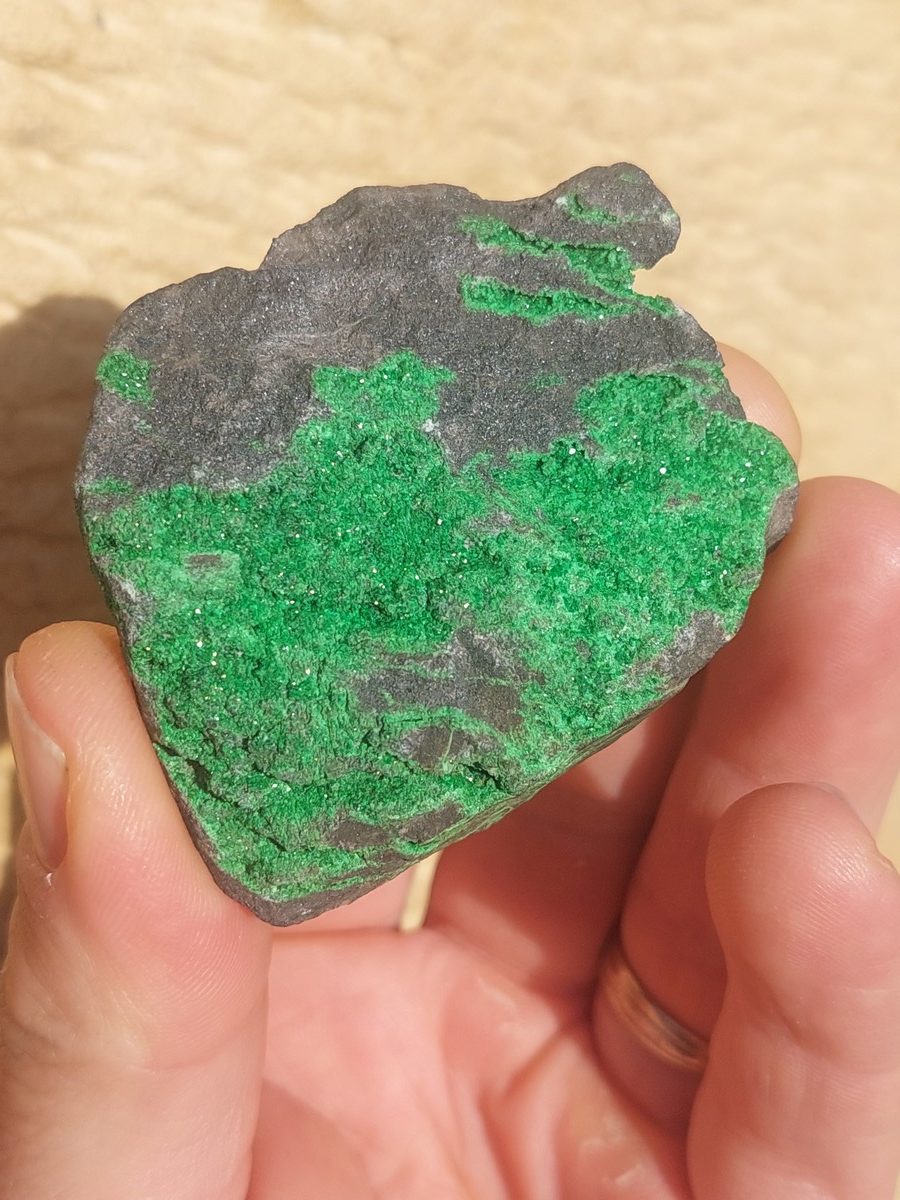 Grenat uvarovite brut | Boutique suisse Lithothérapie & minéraux du monde