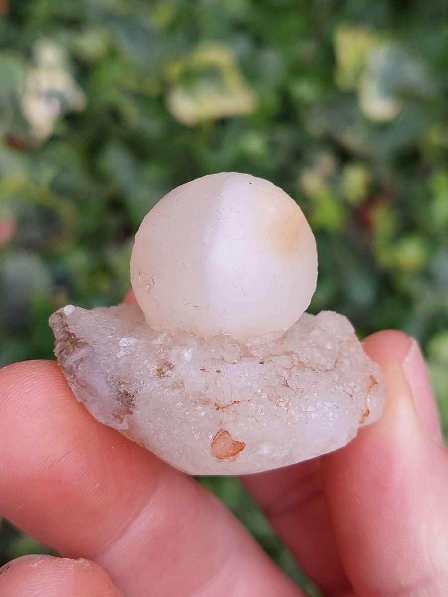 Fluorite sphérique brute sur gangue - Boutique de pierres & lithothérapie en Suisse