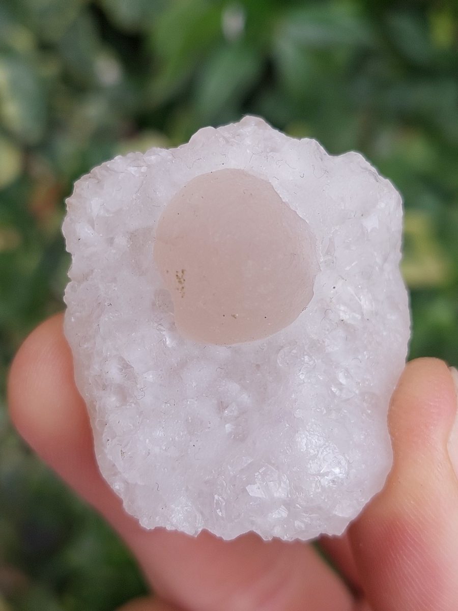 Fluorite sphérique brute sur gangue - Boutique de pierres & lithothérapie en Suisse