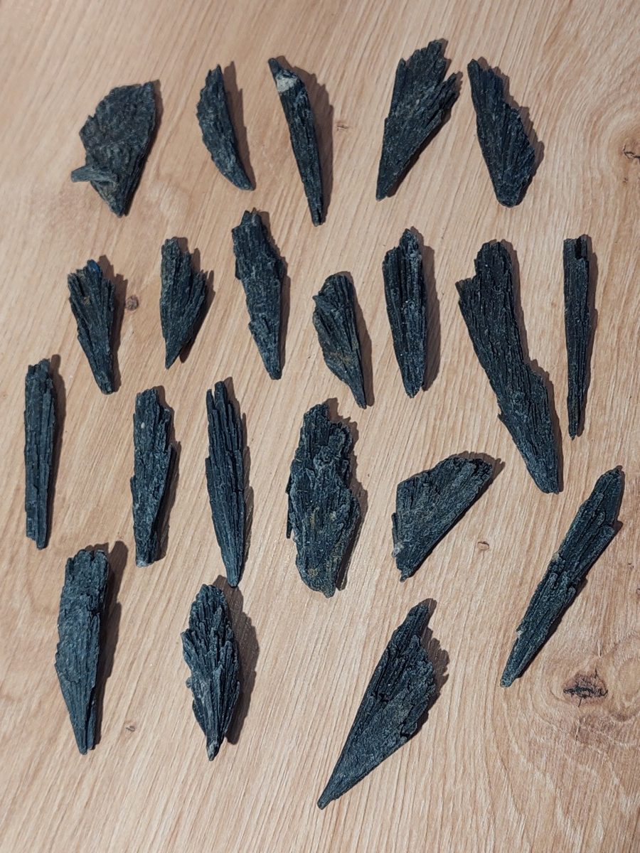 Taramite Disthène noir brute | Magasin minéraux du monde et lithothérapie