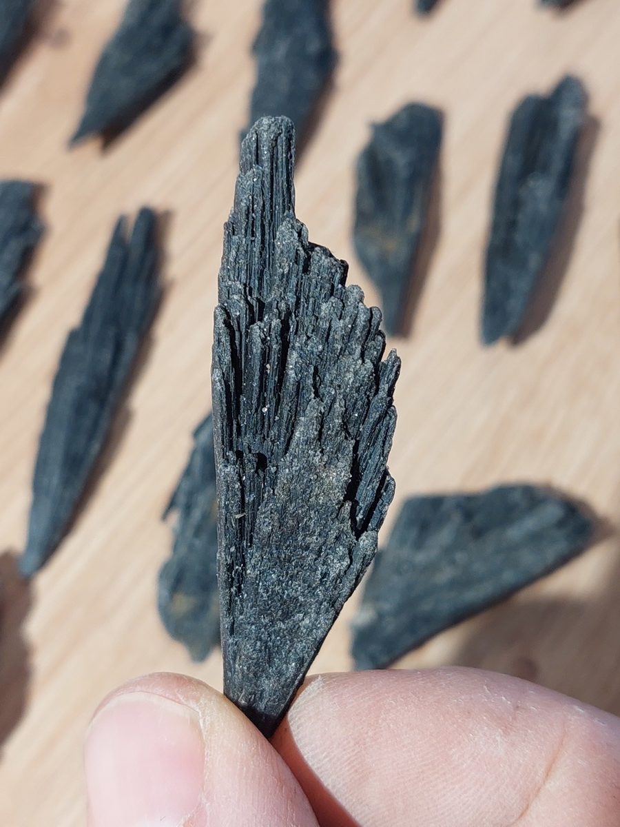 Taramite Disthène noir brute | Magasin minéraux du monde et lithothérapie