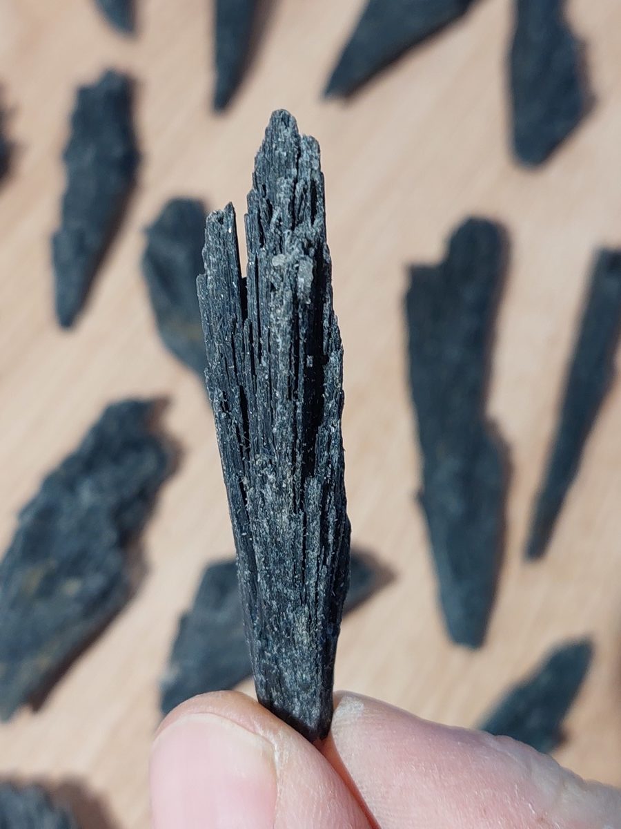 Taramite Disthène noir brute | Magasin minéraux du monde et lithothérapie